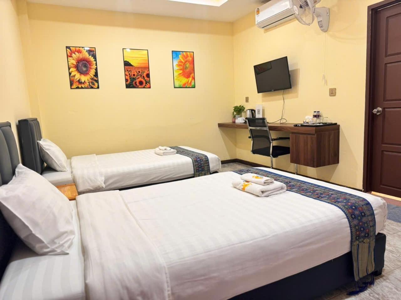 Yula Hotel Thatluang 万象 外观 照片